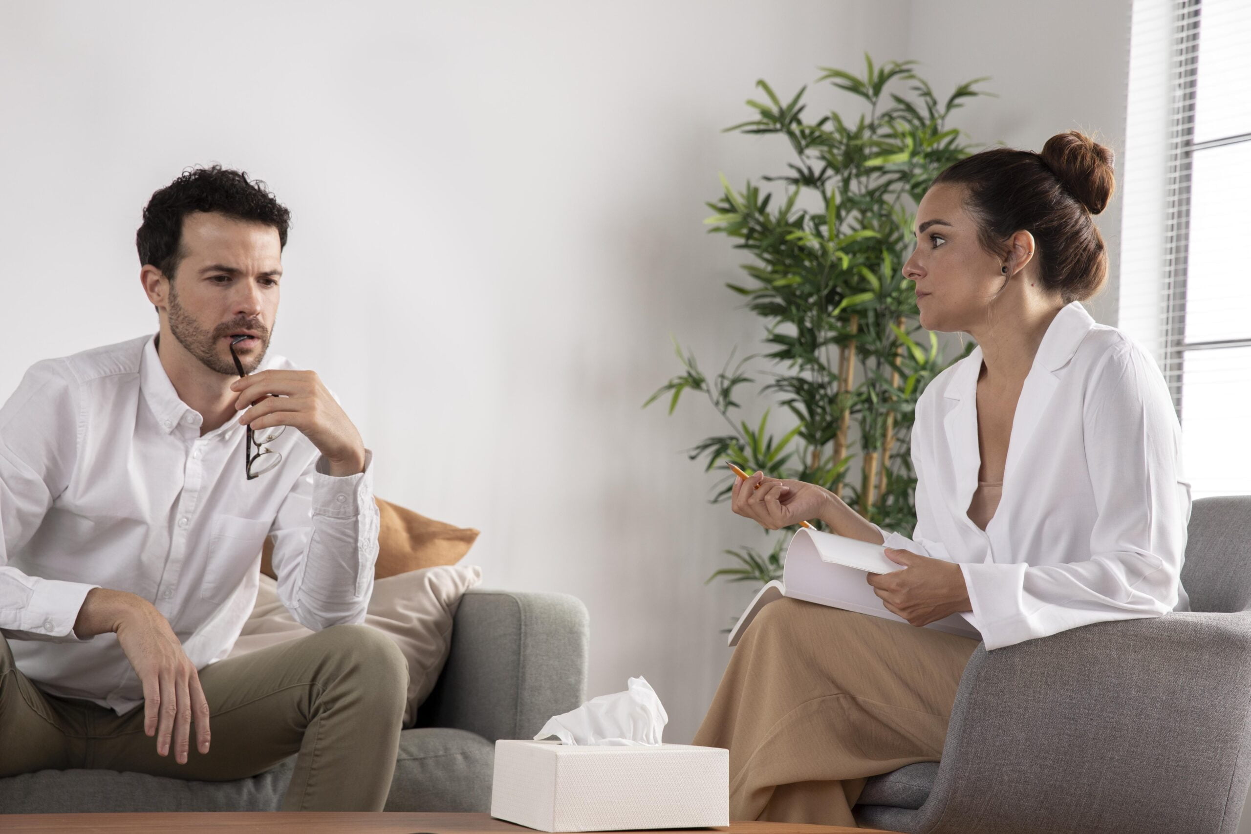 Séance de Coaching Thérapie - Une jeune personne discutant avec un spécialiste lors d'une session de coaching thérapeutique - L'attrapeur de rêve